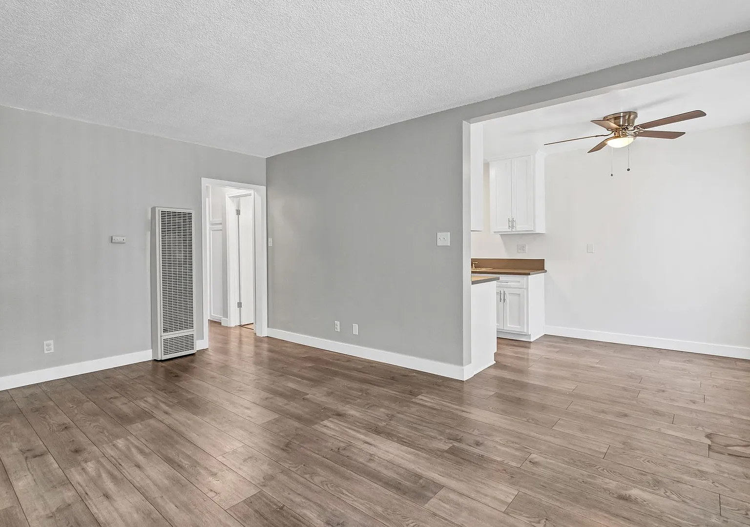 Beautiful 2 Bedroom, 1 Bath Apartment Move-In Ready! — Photo 3