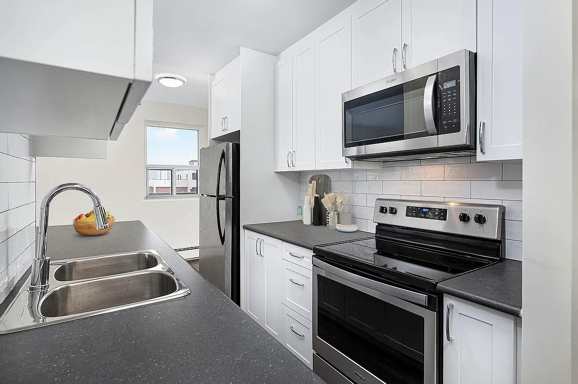 86 Cedar St. S. — Photo 1