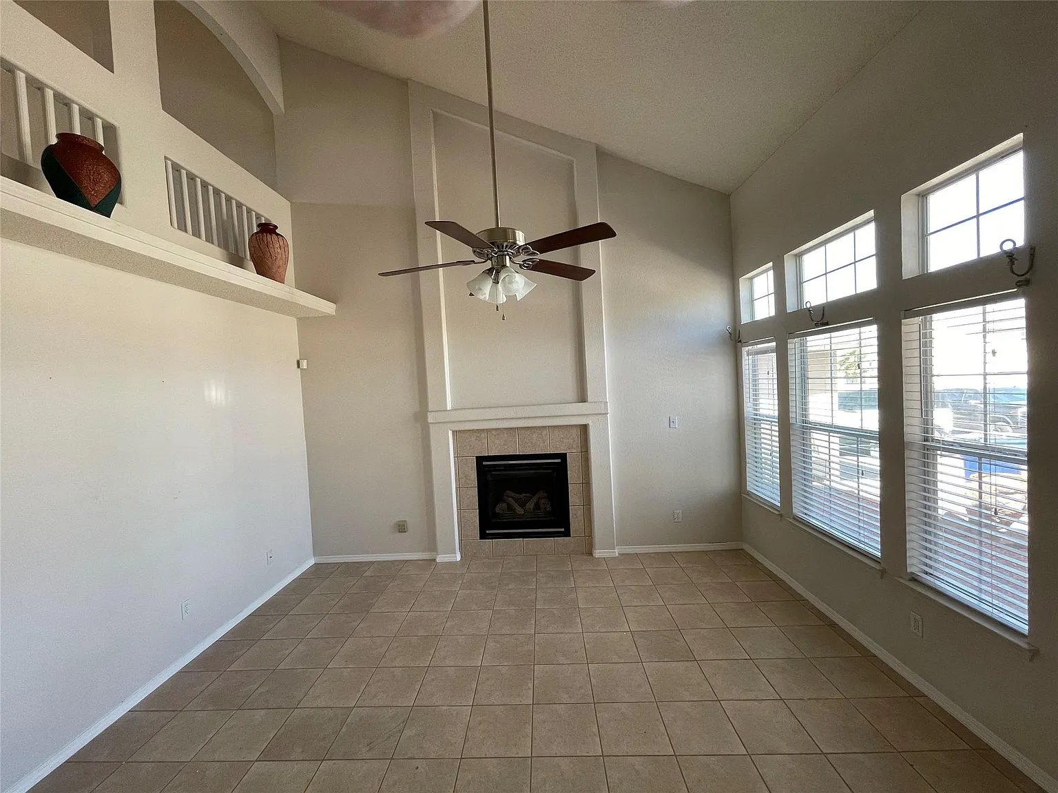3 bed, 2.5 bath, 1940 sqft, $2,350 — Photo 2