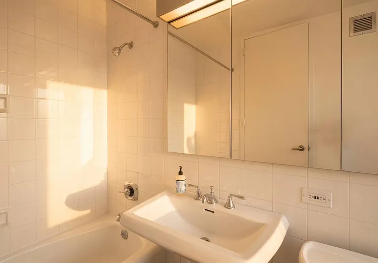 525 E 72nd St #17FG — Photo 17