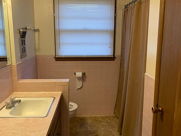 4th image of 1113 N Ash St