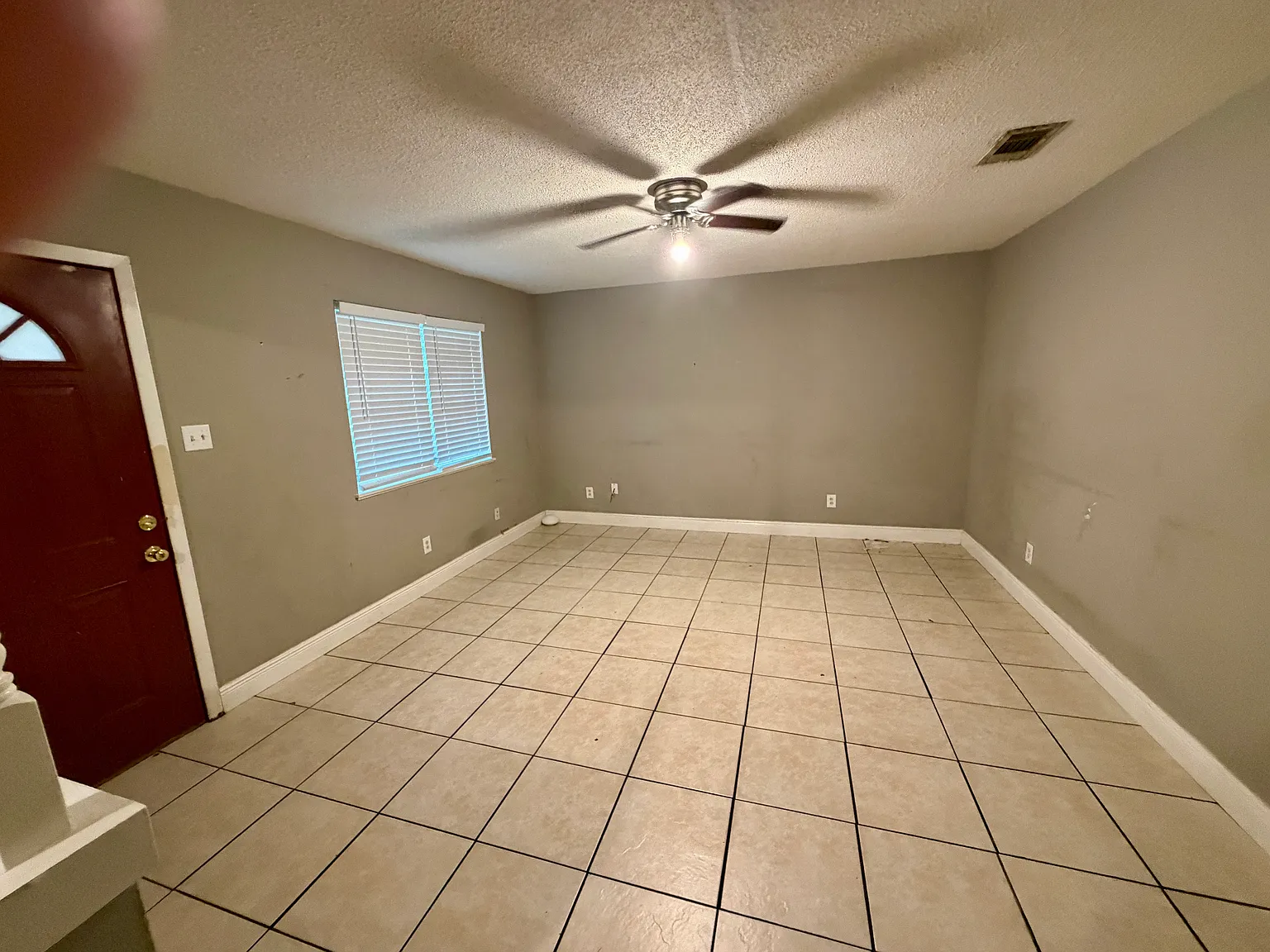 4 bed, 1.5 bath, 1977 sqft, $1,225 — Photo 2