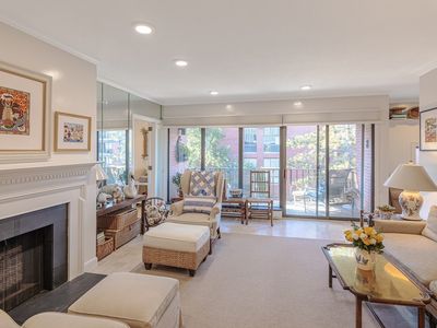 85 Grove St APT 304, Wellesley, MA, 02482