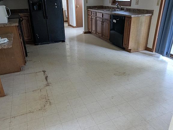 3rd image of 1530 Meadowlark Dr