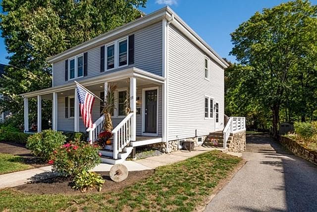 Front entrance and porch. Featuring a nicely landscaped lawn.