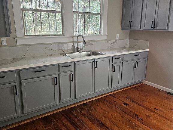 4th image of 3262 Hiawatha St