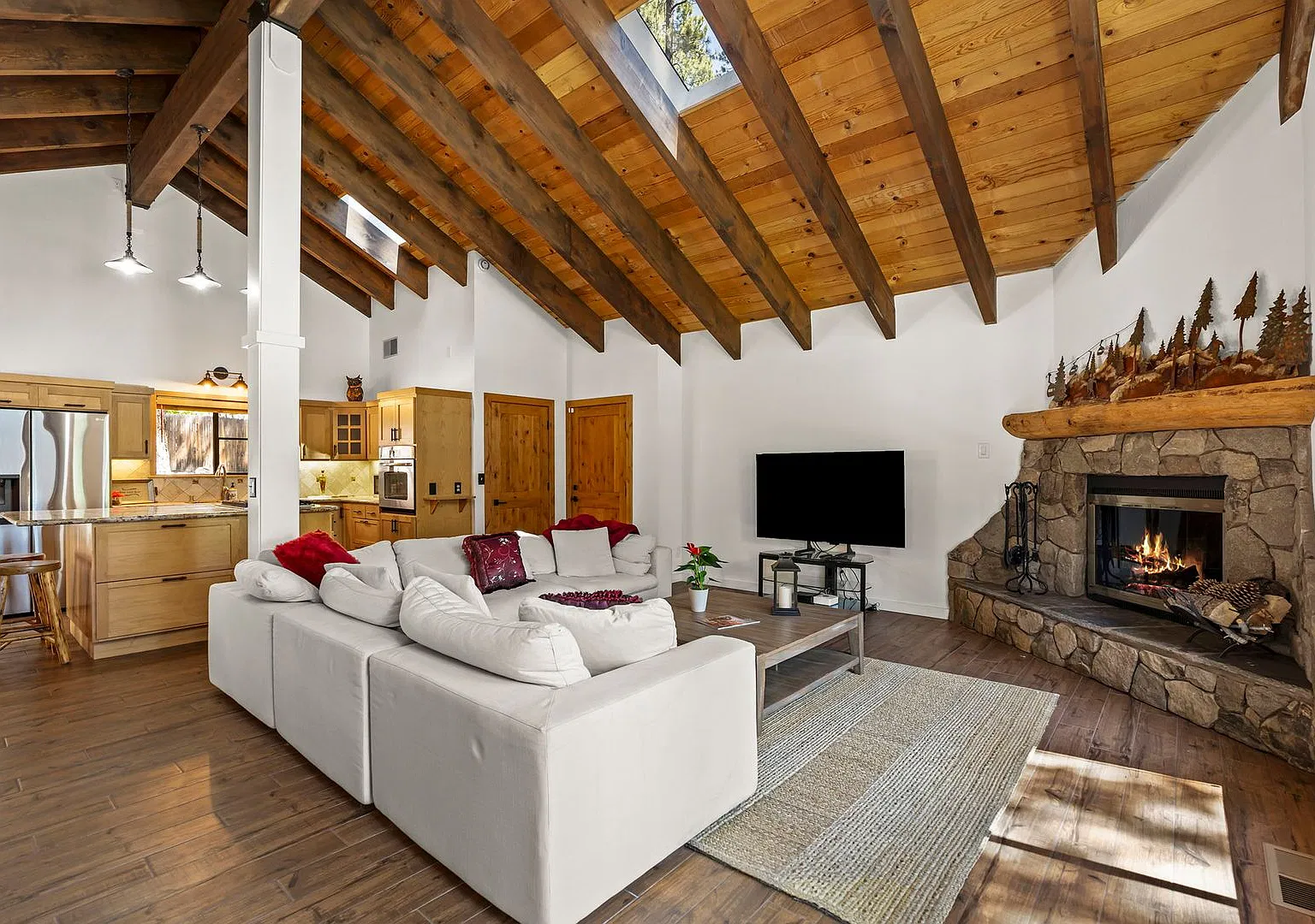 900 Donna Drive: The Ultimate Winter & Ski Season Retreat — Photo 3
