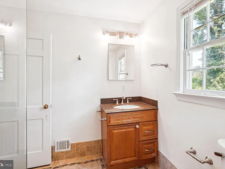 7001 Longwood Dr — Photo 16