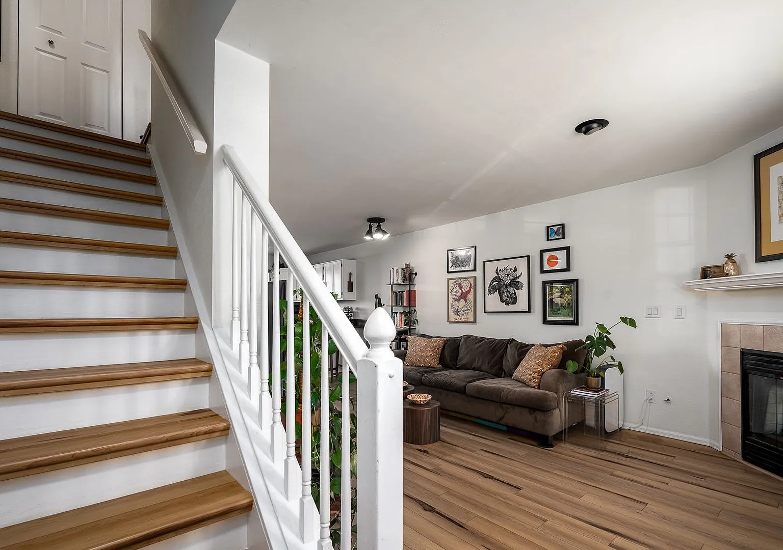 Beautifully Remodeled D20 Townhome with Mountain Views, Finished Basement, Community Pool & Utili... — Photo 3