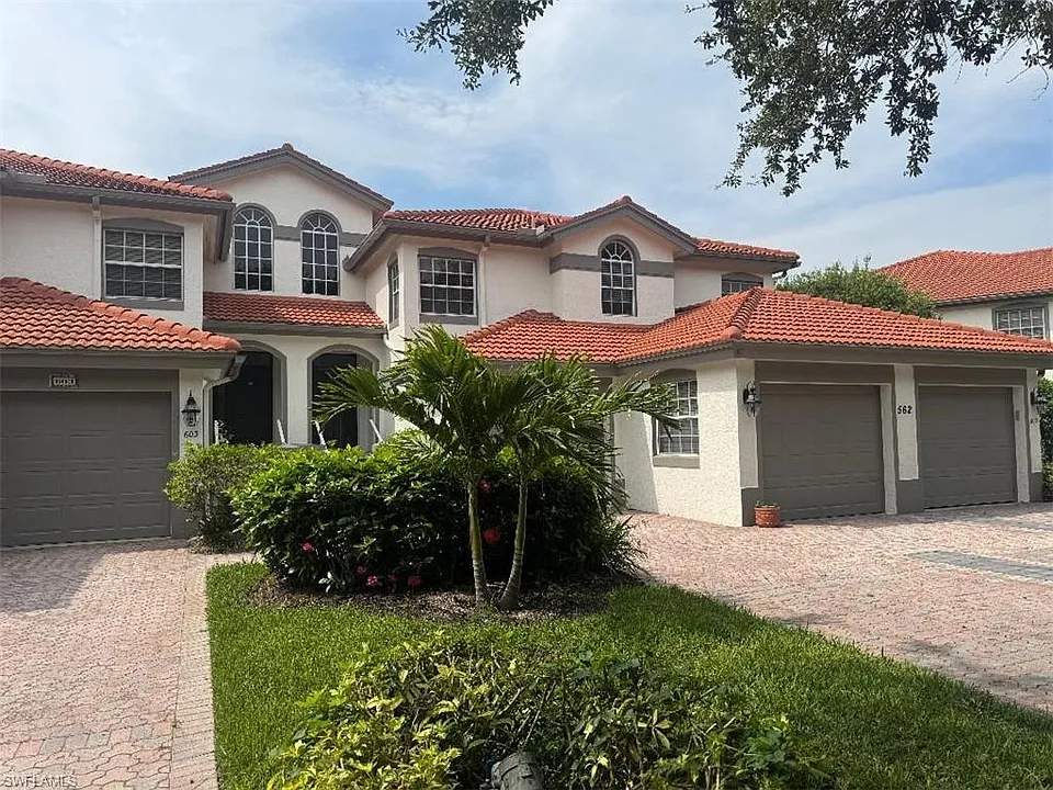562 Laguna Royale Blvd #604
