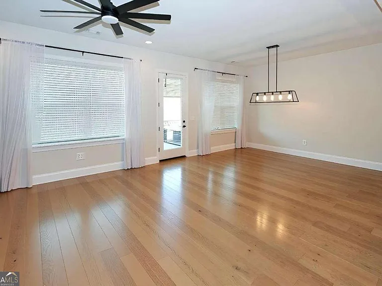 1860 Commons Pl NW — Photo 9