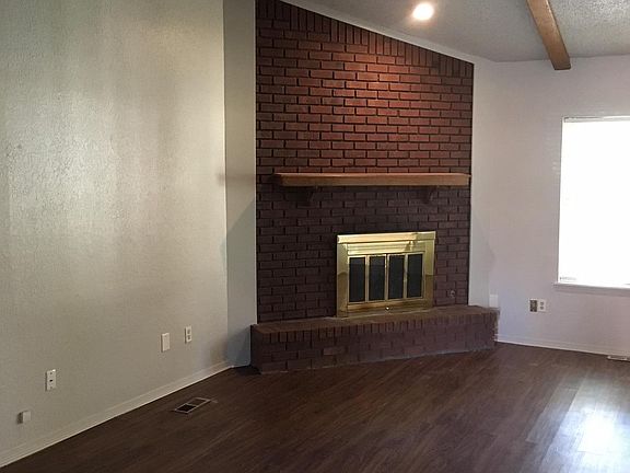 Living Room with fireplace