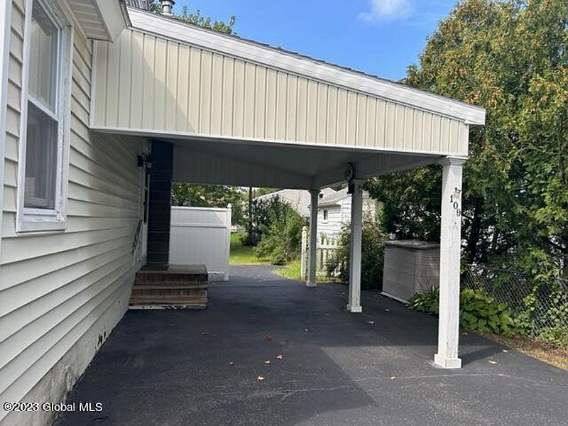 3rd image of 109 Fenwick Ave Avenue