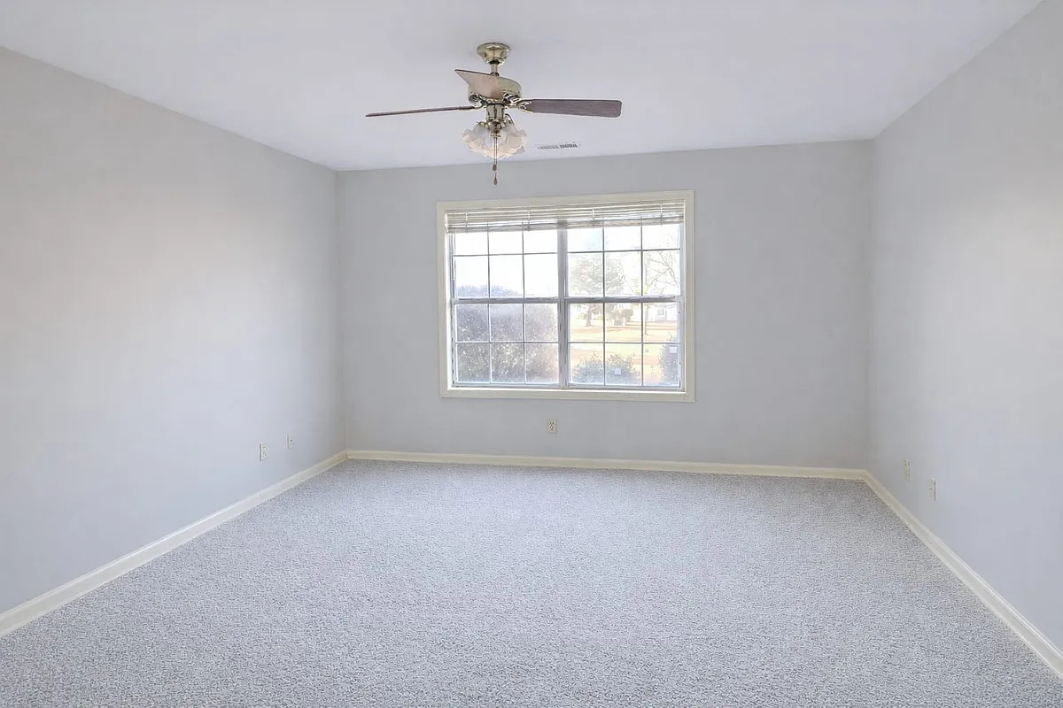 Building Photo - 250 Waterdown Dr #4
