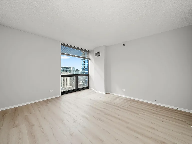 70 W Huron St #21B — Photo 11
