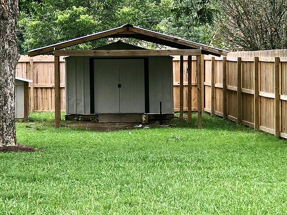 3rd image of 1515 Edgewood Dr
