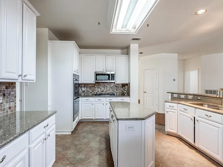8924 High Meadows Dr — Photo 6