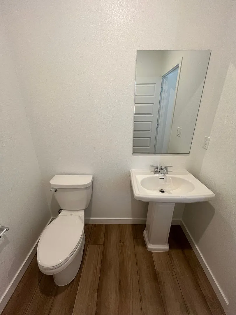 Beautiful 1800 sqft. 4 Bedroom 3 Bath Elk Rancho Cordova Home For Lease. — Photo 3