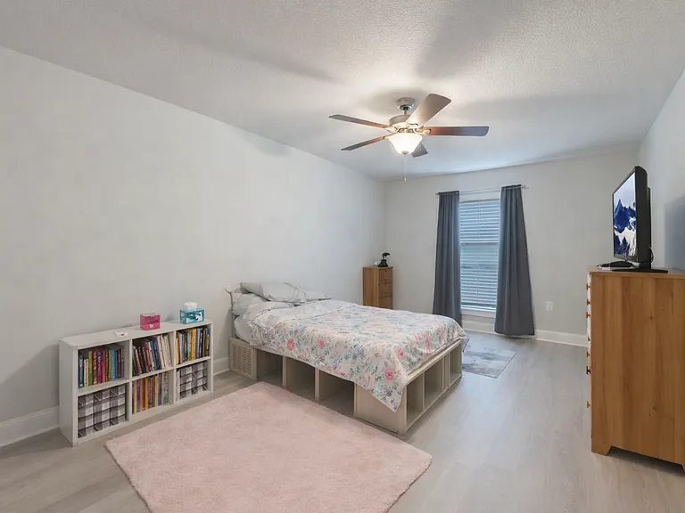 5833 Crestlake Dr — Photo 11