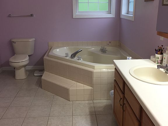 4th image of 352 Woodside Ln