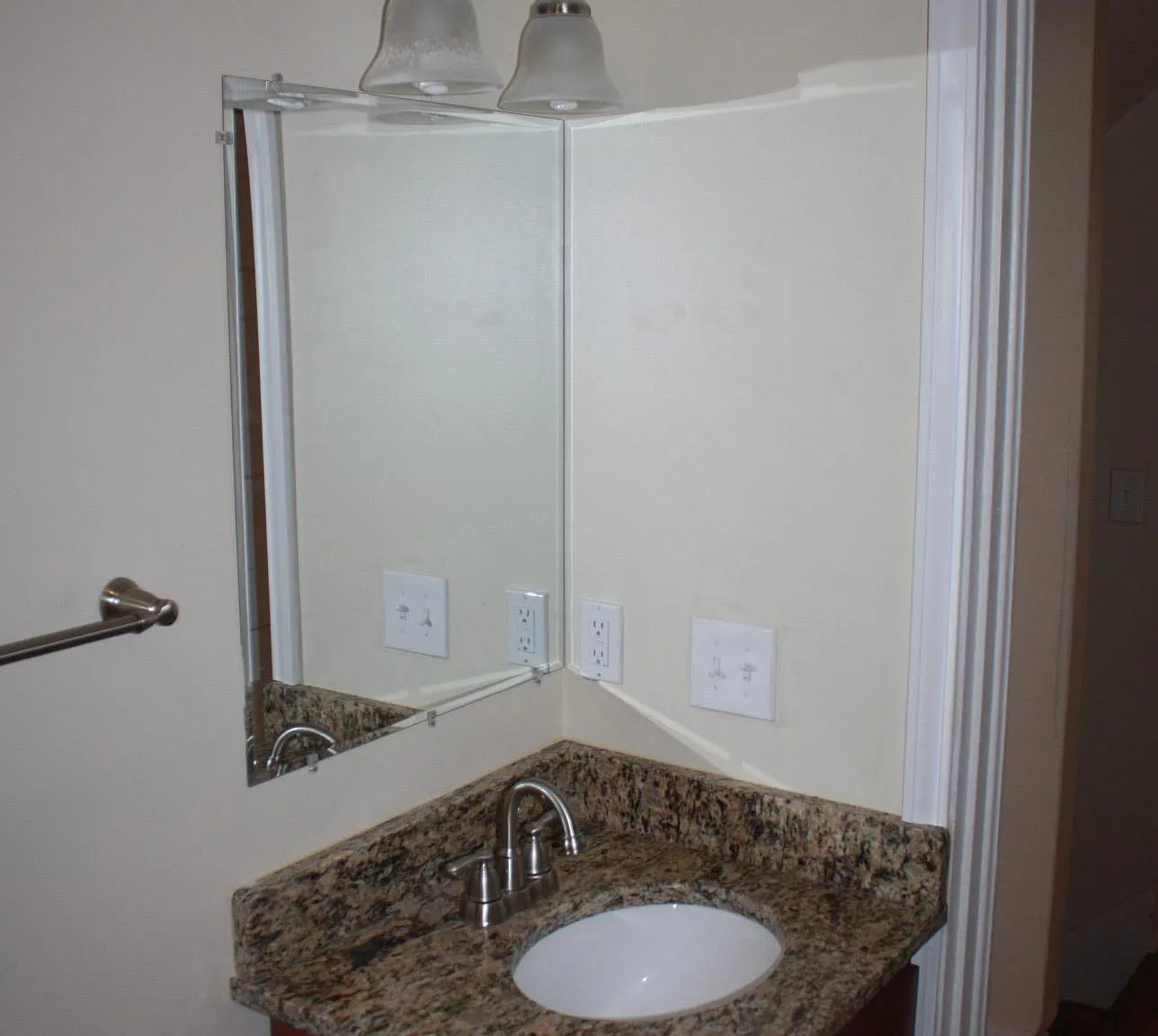 2195 Summit St — Photo 3