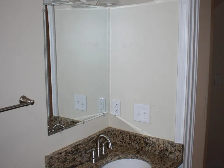 2195 Summit St — Photo 3