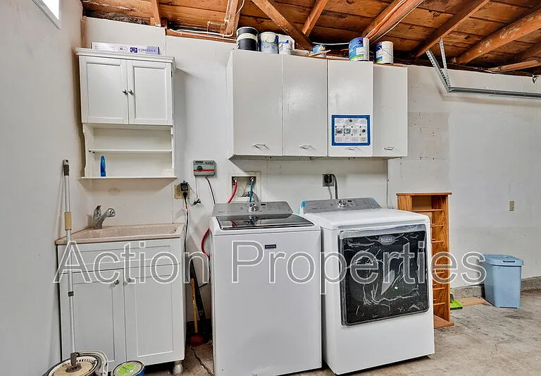 1125 Burgoyne St — Photo 33