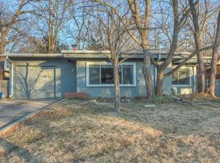 7423 Rosewood Cir, Prairie Village, KS 66208