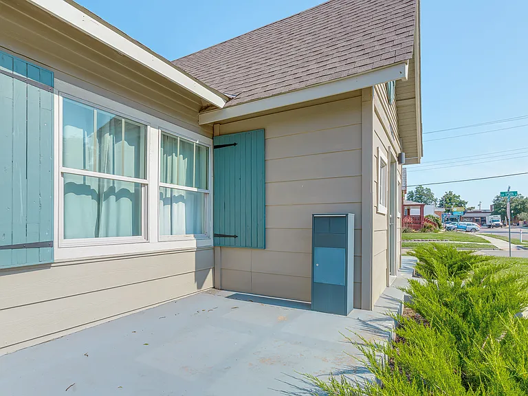 1521 N Blackwelder Ave — Photo 5