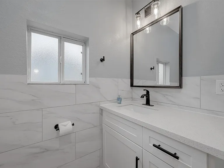 6322 Victoria St — Photo 27