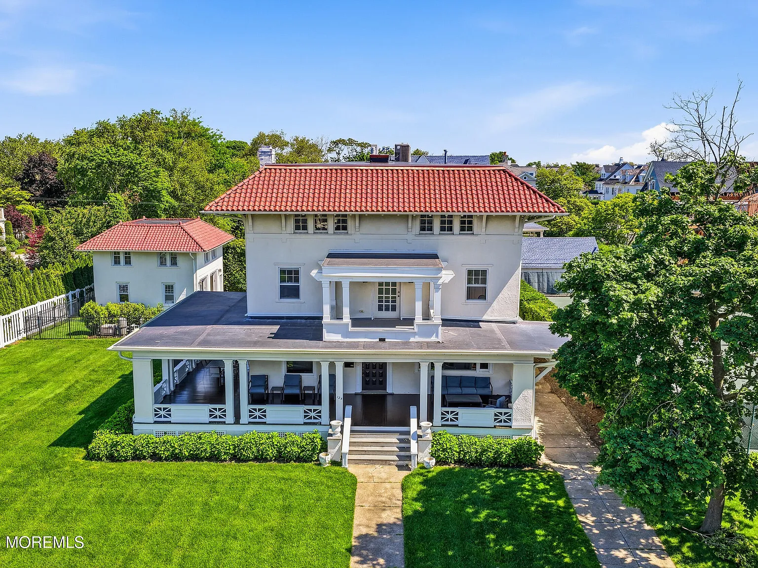 7 bed, 7.5 bath, 4687 sqft, $15,700 — Photo 2