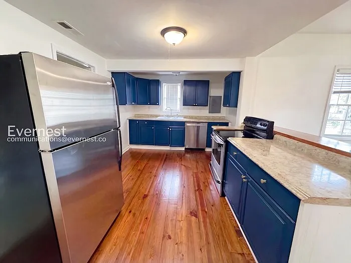 3 bed, 1.0 bath, 944 sqft, $1,095 — Photo 3