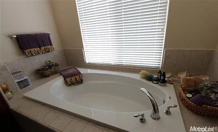 5 bed, 3.5 bath, 3164 sqft, $3,850 — Photo 3