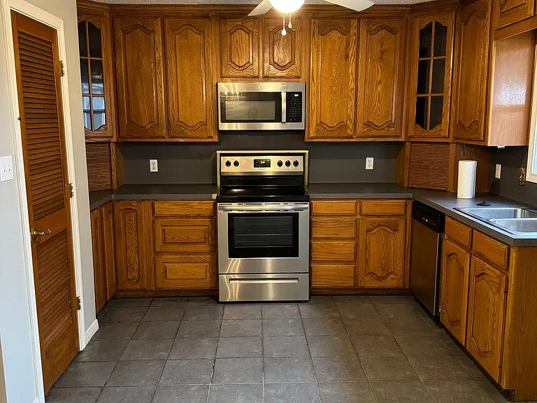 105 Lyndon Dr — Photo 4