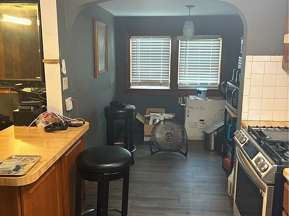 3rd image of 687 Railroad Ave
