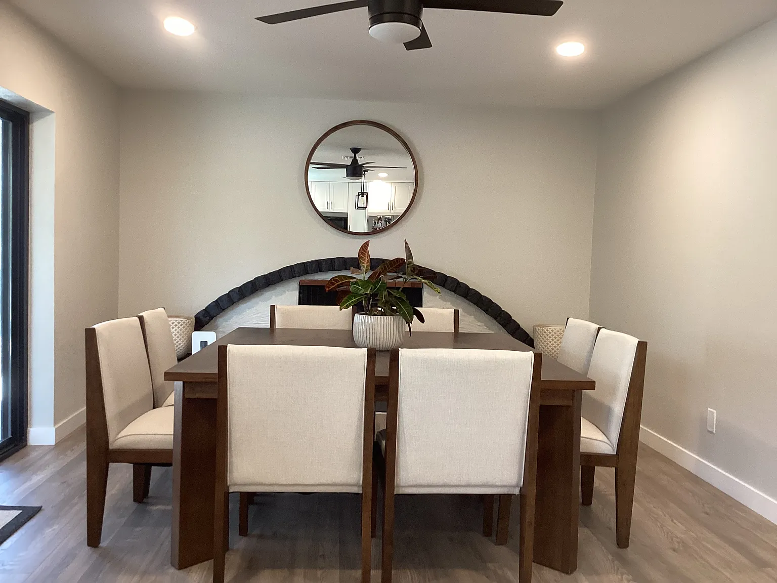 3 bed, 1542 sqft, $5,850 — Photo 2