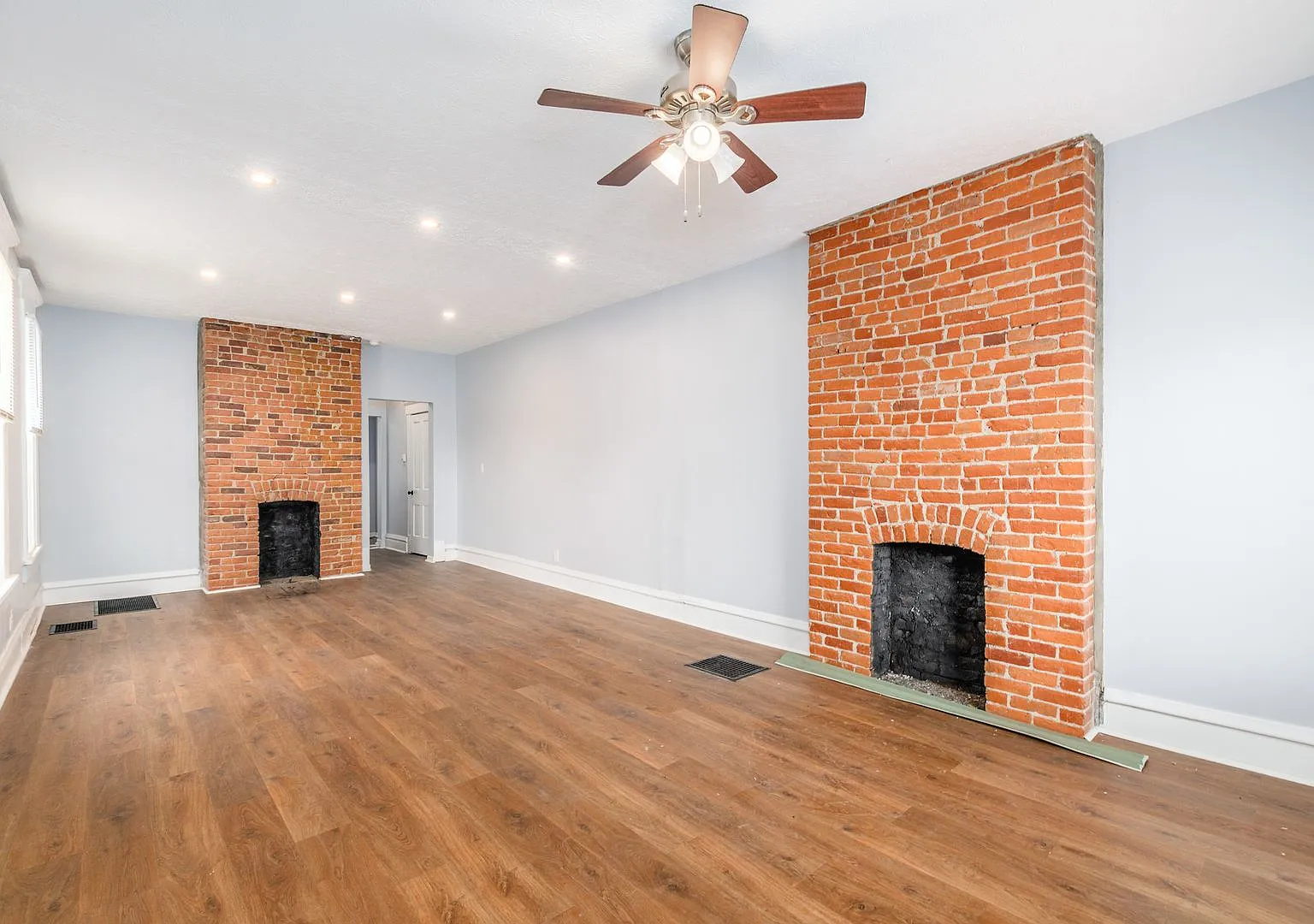 370 N Garfield Ave — Photo 2