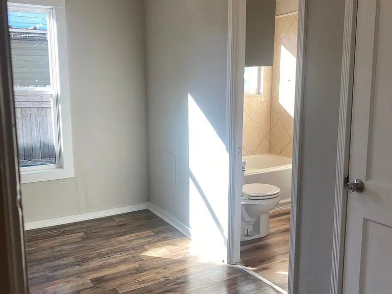 330 E Thompson St — Photo 9