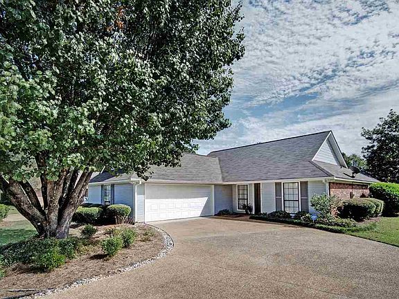 2nd image of 545 Bedford Cir