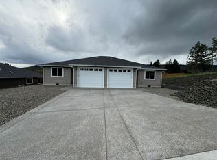 132 Donald Trump Ln, Roseburg, OR 97471