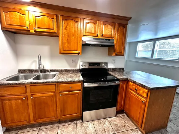 27 Emerald Dr APT 15, Barrington, NH 03825