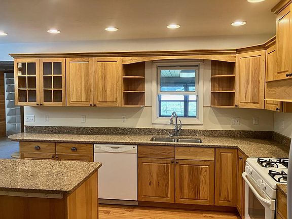 3rd image of 302 W Meadow St