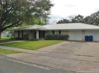 706 Newhall St, Beeville, TX 78102