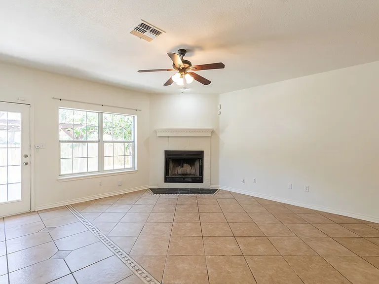 3310 Silver Oaks Dr — Photo 5