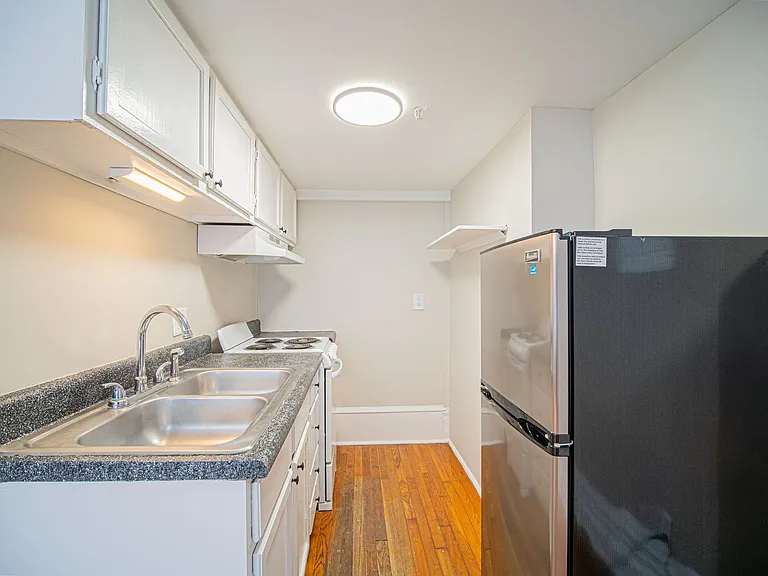 Victorian Village Apartments — Photo 5