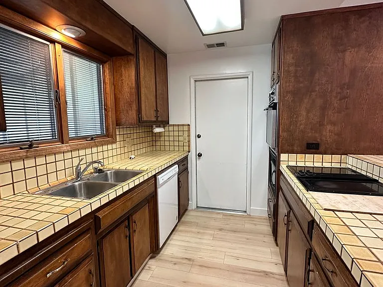 927 Acacia Ln — Photo 9