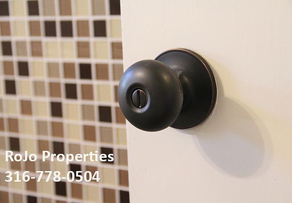 Accent glass tile features.