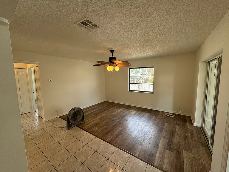 2571 NE Palm Ave — Photo 1