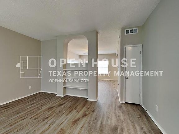5th image of 1012 Lake Bluff Ct