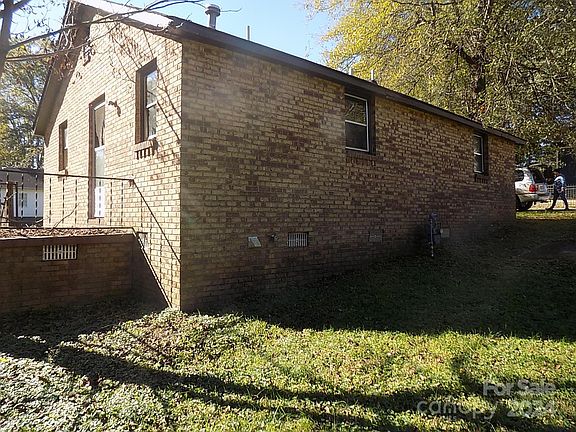 2nd image of 824 S Dalton St